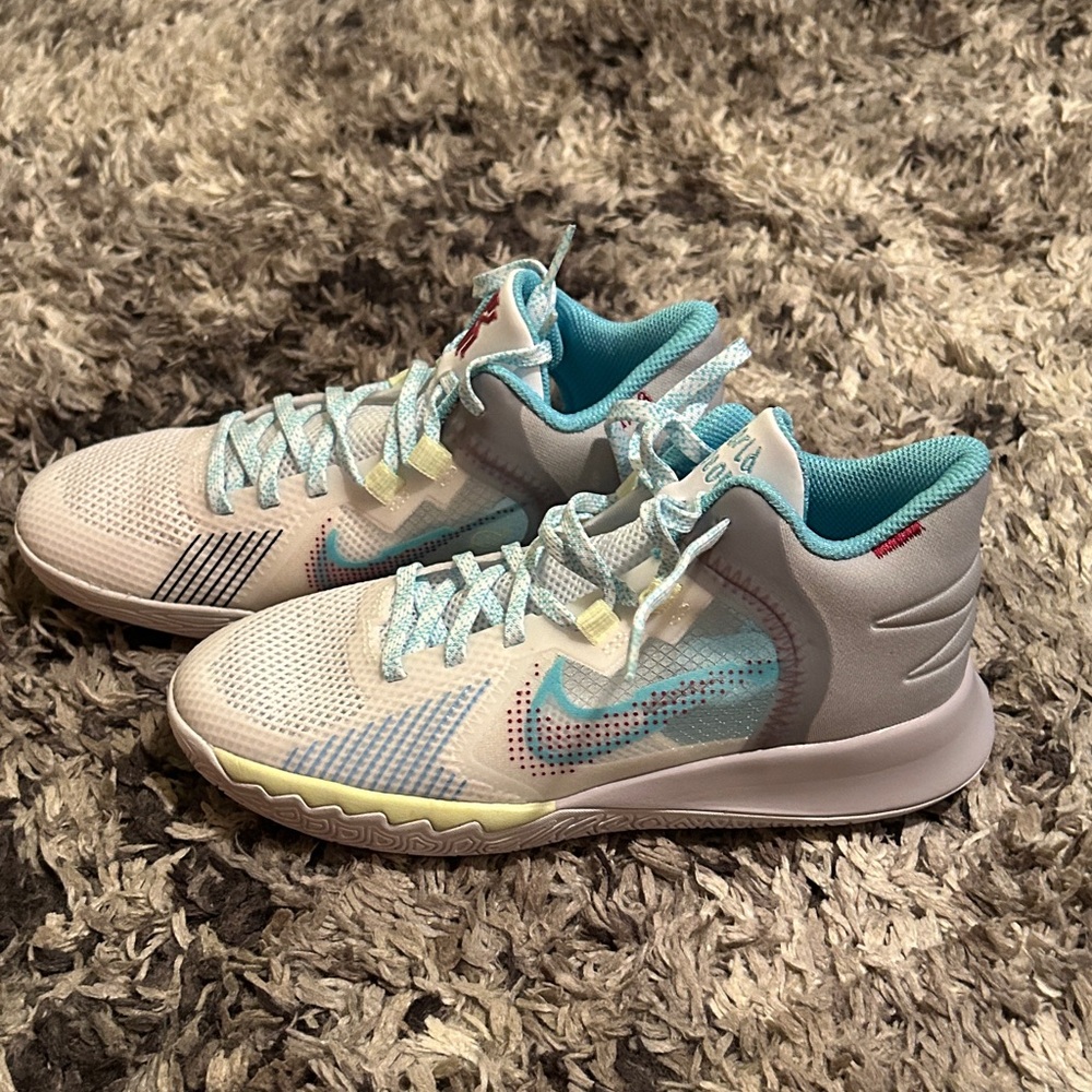 NIB Nike Kyrie Flytrap Basketball Shoes, 4.5
